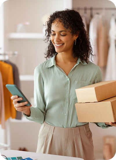 Persona preparando paquetes para ecommerce